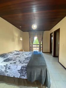 um quarto com uma cama grande num quarto em Casa Conchas do Mar na Barra de São Miguel