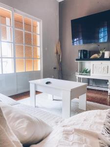 a white coffee table in a room with a bed at Casa Bienvenida in Bienvenida