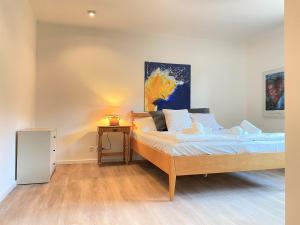 a bedroom with a bed and a table with a lamp at One Bedroom Apartment In Groensee, Stubbenrode in Großensee