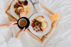 אפשרויות ארוחת הבוקר המוצעות לאורחים ב-Hotel Leesha Residency