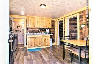 cocina con armarios de madera y mesa de madera en Dog Friendly Private Cabin w Hot Tub Leadville-A, en Leadville