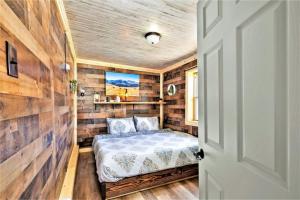 1 dormitorio en una casa pequeña con 1 cama en Dog Friendly Private Cabin w Hot Tub Leadville-A, en Leadville