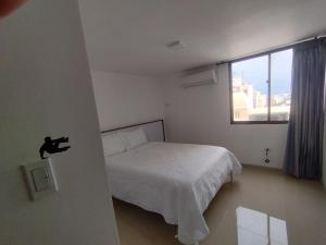 Postel nebo postele na pokoji v ubytování Riohacha III apartamento comodo y seguro perfectos para trabajar o vacacionar con balcón FRENTE AL MALECON