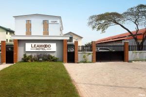 un edificio con un cartello che legge "Hotel Lawnood" di Leawood Hotel a Lekki