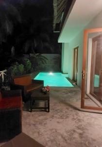 een woonkamer met een zwembad in een huis bij Anna's House in Pingwe