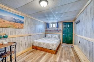 En eller flere senge i et værelse på 7Cozy Dog Friendly Private Room Downtown Leadville