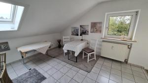 Habitación blanca con mesa y ventana en Ferienwohnung Sengbach, en Solingen