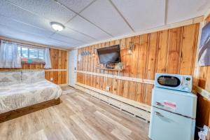 TV a/nebo společenská místnost v ubytování 6 Renovated Cozy Room Dog Friendly Motel Leadville