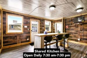 Kuchyň nebo kuchyňský kout v ubytování 5Cozy Dog Friendly Private Room Downtown Leadville + 42 fotografií