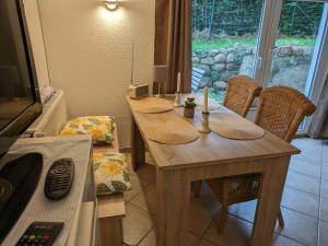 een eetkamer met 2 tafels en stoelen en een raam bij Klein und fein - fußläufig zum Strand in Kalkhorst