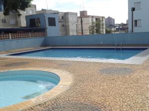 a swimming pool on the roof of a building at Apartamento inteiro para até 5 pessoas in Campinas