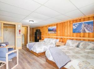 1 dormitorio con 2 camas y sofá en 1 Spacious Private Room Dog Friendly Leadville, en Leadville