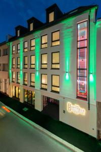 um edifício com luzes verdes ao lado em The Barthels Boutique Hotel em Wurtzburgo