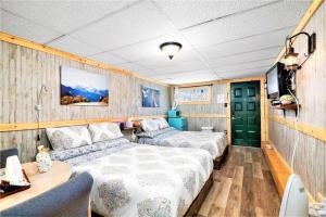 Postel nebo postele na pokoji v ubytování 11 Renovated Cozy Room Dog Friendly Leadville