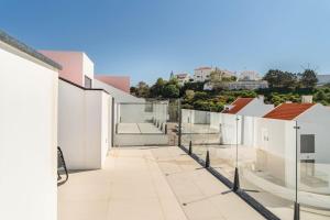 - Vistas al balcón de una casa en Beach, Ocean view & Bright House Ericeira, en Ericeira