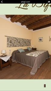 una camera con un grande letto e un tavolo di Ai Tigli a Castel dʼArio