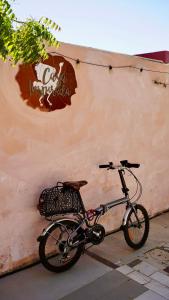 ein Fahrrad, das vor einer Wand geparkt ist in der Unterkunft Casa Inspirada in Los Estancos