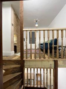 uma escada que leva a uma sala de estar com um sofá em The Wabi Sabi House 