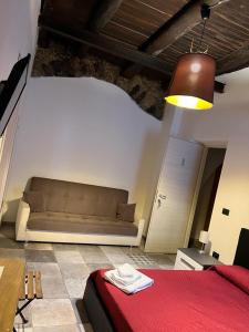 サレルノにあるB&B Palazzo Fruscioneのリビングルーム(ソファ、赤いベッド付)
