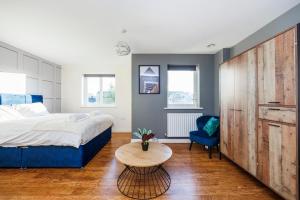 1 dormitorio con 1 cama, 1 mesa y 1 silla en Beautiful Large rooms in Ashford en Willesborough