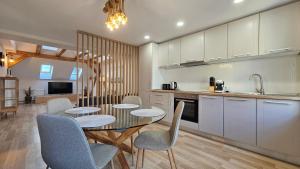 a kitchen with a table and chairs in a kitchen at YFB I 130m2 Designwohnung mit 2 Bädern in Gera