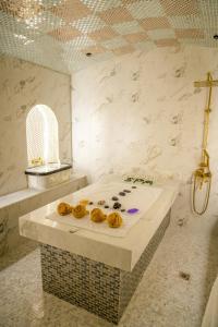 Juffair Trends Luxury Apartment في الجفير: حمام مع حوض استحمام مع طاولة عليه