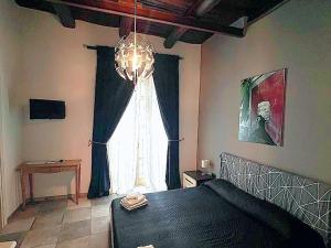 サレルノにあるB&B Palazzo Fruscioneのベッドルーム1室(ベッド1台、大きな窓付)