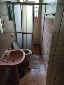 ein kleines Bad mit WC und Waschbecken in der Unterkunft sitio rústico caconde in Caconde