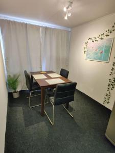 イマトラにある"Surf" Apartment with smart lockの木製のテーブルと椅子のある会議室