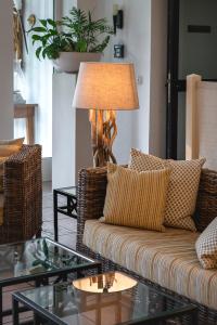 un soggiorno con divano e lampada di Hotel Astra a Dusseldorf