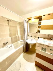 ein Badezimmer mit einem Waschbecken, einem WC und einer Badewanne in der Unterkunft Central apartment with balcony in Budapest