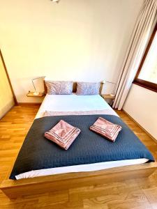 ein Schlafzimmer mit einem Bett mit zwei Kissen darauf in der Unterkunft Central apartment with balcony in Budapest