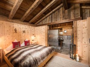 A bed or beds in a room at Gletscher-Chalet Stubai