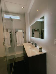La salle de bains est pourvue d'un lavabo et d'un miroir. dans l'établissement Appartement Cosy & Connecté à 15 min de Paris, à Soisy-sous-Montmorency