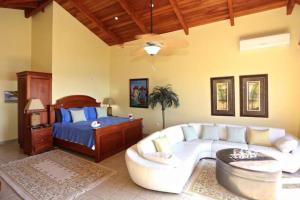 a living room with a couch and a bed at Casa Buena Vista in Coco