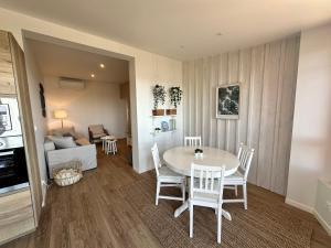 cocina y sala de estar con mesa y sillas en Maison Première ligne Tocade1, en Andernos-les-Bains