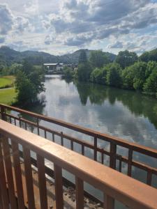 - une vue sur la rivière depuis un pont dans l'établissement Bommecke am AquaMagis, à Plettenberg