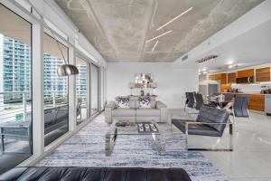 uma sala de estar com um sofá e uma mesa em Spacious 3-Bedroom Midtown Condo em Miami