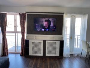 En TV eller et underholdningssystem på Two Bedroom apartment with river view