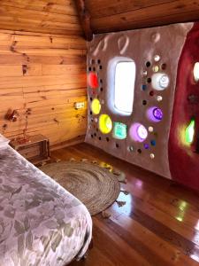ein Schlafzimmer mit einem Bett und einer Wand mit einem Fenster in der Unterkunft Casa Inspirada in Los Estancos