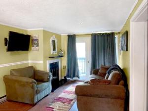 sala de estar con 2 sofás y TV en Cozy condo. Full resort access. Great for couples and families. en Claysburg