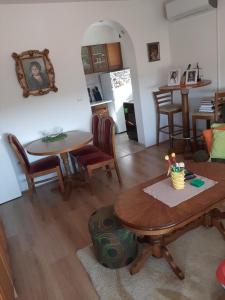 sala de estar con mesa y cocina en Apartman-Glavas en Smederevska Palanka