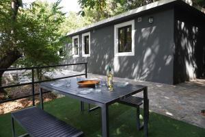 una mesa y sillas en un patio con una casa en El Cedro Cottage Home, en Hermigua