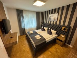 ein Schlafzimmer mit einem Bett mit zwei Handtüchern darauf in der Unterkunft Ferienwohnung am Freudenthal in Soltau