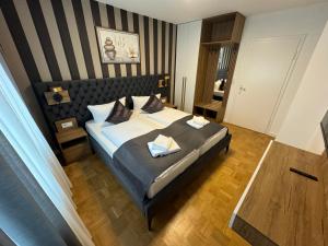 ein Schlafzimmer mit einem großen Bett mit zwei Handtüchern darauf in der Unterkunft Ferienwohnung am Freudenthal in Soltau
