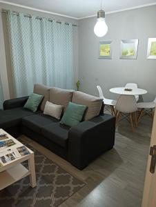 ein Wohnzimmer mit einem Sofa und einem Tisch in der Unterkunft House da Didy in São João da Pesqueira