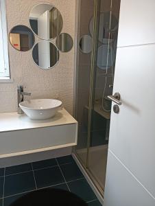 een badkamer met een wastafel en een douche bij House da Didy in São João da Pesqueira
