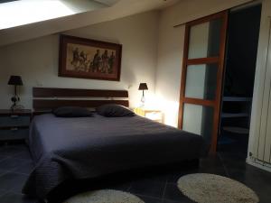 - une chambre avec un lit et une peinture murale dans l'établissement Villa JO 2024, à Buc