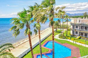 an aerial view of a resort with a swimming pool and palm trees at Di Mare Litoral Costa Dorada - ONLY FAMILIES in Montroig