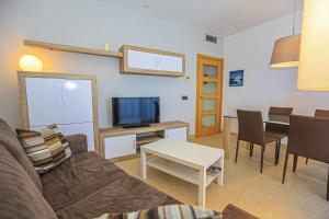 uma sala de estar com um sofá e uma mesa em Di Mare Litoral Costa Dorada - ONLY FAMILIES em Mont-roig del Camp